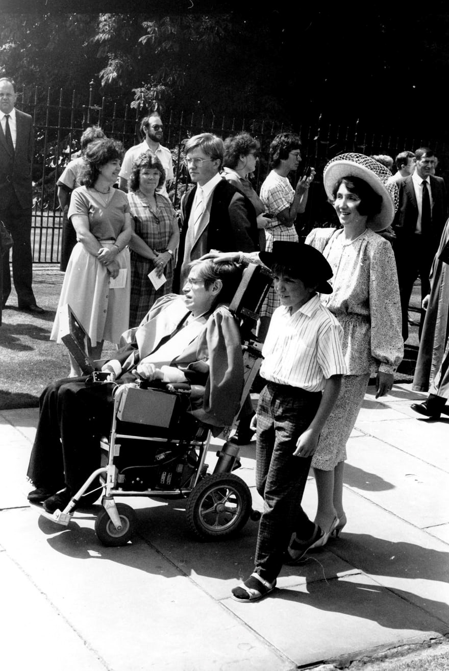 Hawking: Từ bệnh nhân xơ cứng teo cơ tới thiên tài vật lý